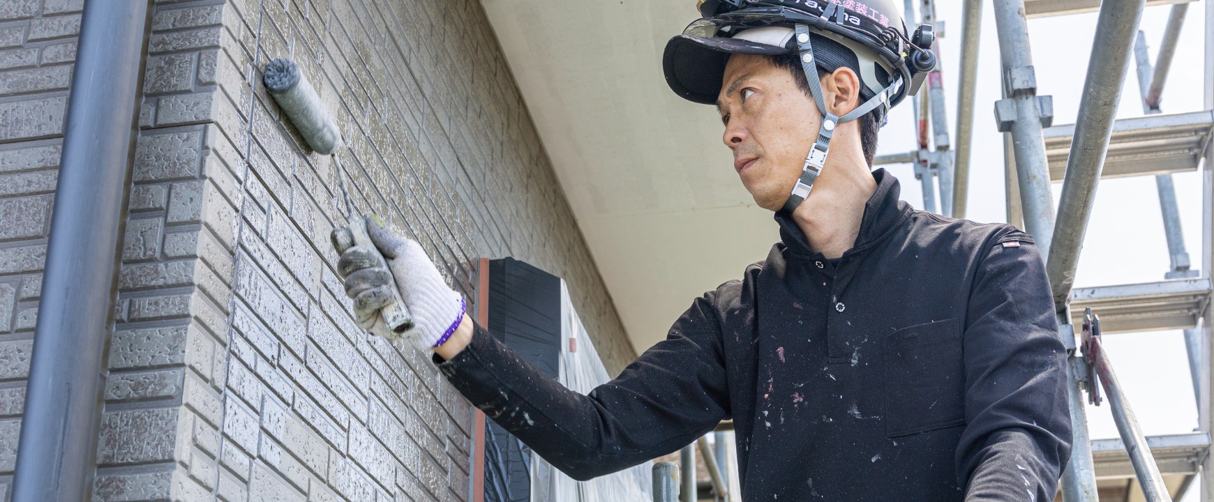外壁を塗装する職人